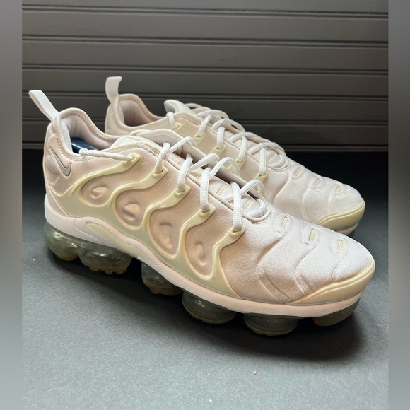NIKE AIR VAPORMAX PLUS SHOES SIZE. 9.5 TRIPLE WHITE PLATINUM SNEAKERS - Picture 1 of 14